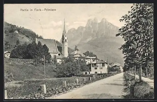 AK Fiera-Primiero, Strassenpartie mit Blick zur Kirche