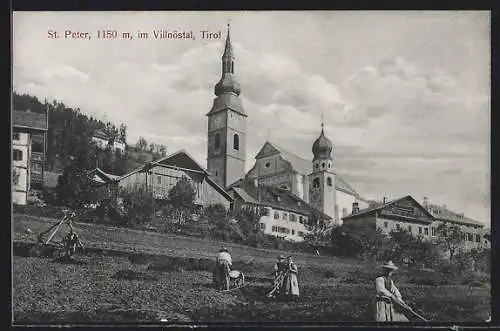 AK St. Peter im Villnöstal, Teilansicht mit Kirche, Bauern bei der Feldarbeit