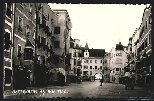 AK Rattenberg am Inn, Strassenpartie mit Wohnhäusern