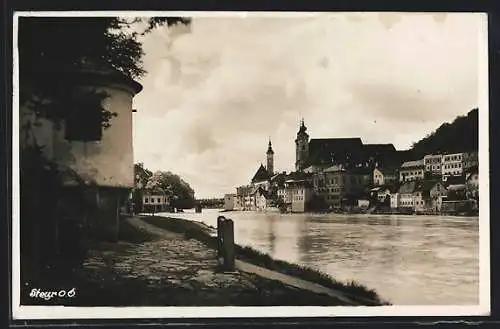 AK Steyr /O. Ö., Uferpartie mit Blick auf die Kirchen