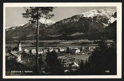 AK Kötschach i. Gailtale, Ortsansicht vor Bergpanorama