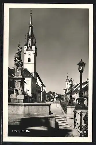 AK Horn /N. Oe., Ortspartie mit Denkmal und Kirche
