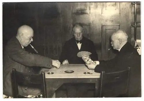 Fotografie H. Armbrecht, Coburg, drei ältere Herren spielen eine Runde Skat