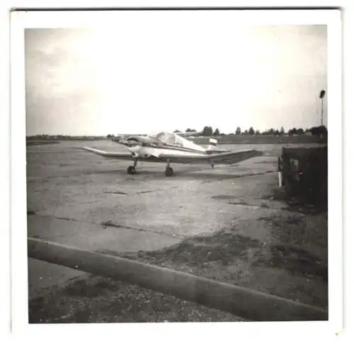 Fotografie unbekannter Fotograf und Ort, Flugzeug Jodel D11 auf dem Flughafen