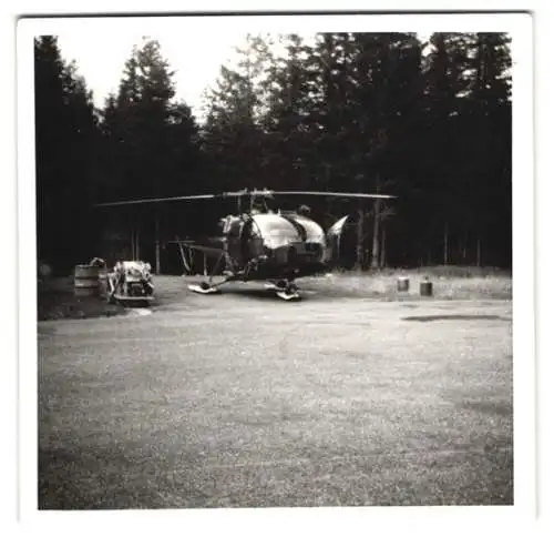 Fotografie unbekannter Fotograf und Ort, Bell Hubschrauber mit Kufen auf dem Landeplatz