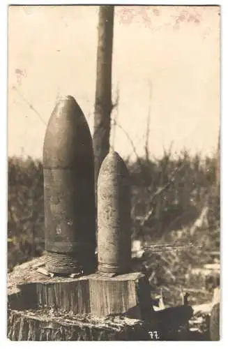 Fotografie unbekannter Fotograf und Ort, englische Artillerie-Geschosse Blindgänger 24cm und 15 cm