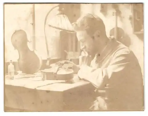 Fotografie unbekannter Fotograf und Ort, Geigenbaumeister Josef Hoffmann aus Bamberg beim Bau einer Geige
