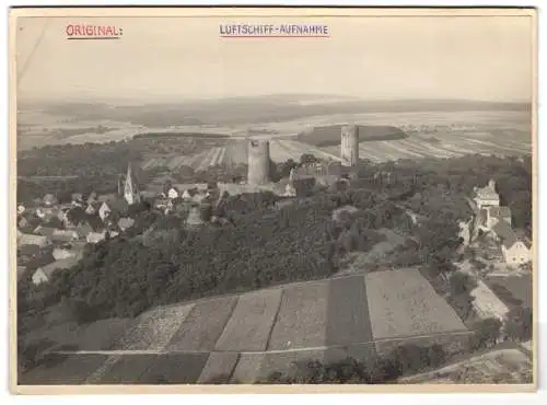 Fotografie unbekannter Fotograf, Ansicht Münzenberg, Blick vom Zeppelin auf den Ort mit Ruine