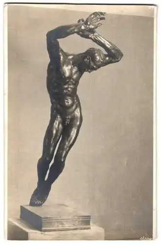 Fotografie J. Scherb, Wien, Statue: Der Verwundete, von Jan Stursa in der modernen Galerie in Wien