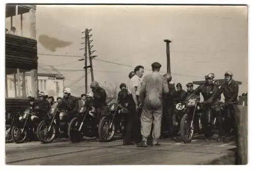 Fotografie unbekannter Fotograf und Ort, Motorradrennen Velka cena 1951, mit Norton Mortorrad