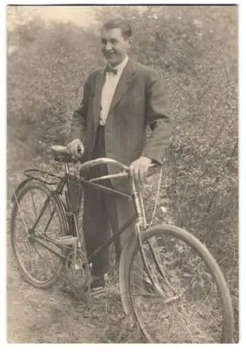 Fotografie unbekannter Fotograf und Ort, junger Mann mit seinem Fahrrad am Wegrand