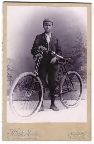 Fotografie Herm. Moebes, Cönnern a. d.Saale, junger Mann mit seinem Fahrrad