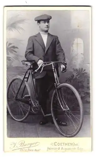 Fotografie J. Burger, Coethen, Herr O. Hertig im Anzug mit seinem Fahrrad, 1899