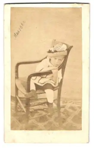 Fotografie unbekannter Fotograf und Ort, junger Knabe Max im Kleid mit Hut, 1862