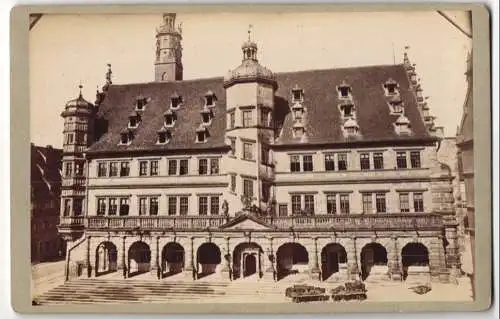 Fotografie K. Herbert, Rothenburg o. T., Ansicht Rothenburg o. T., Blick auf das Rathaus mit Marktstand