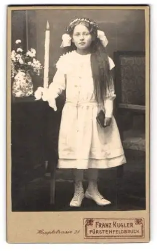 Fotografie Franz Kugler, Fürstenfeldbruck, junges Mädchen zu ihrer Erstkommunion mit Kerze und langen Haaren
