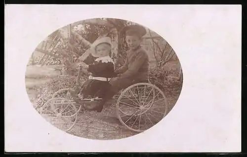 Foto-AK Kinder fahren auf einem Spielzeugwagen aus Holz