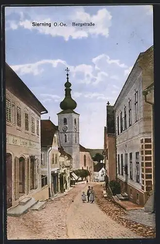 AK Sierning /O.-Oe., Passanten in der Bergstrasse