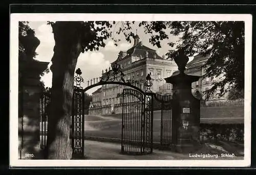 AK Ludwigsburg, Schloss vom Toreingang gesehen