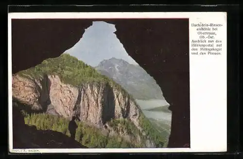 AK Obertraun, Dachstein-Rieseneishöhle, Ausblick aus dem Höhlenportal auf den Mittagskogel und den Plassen