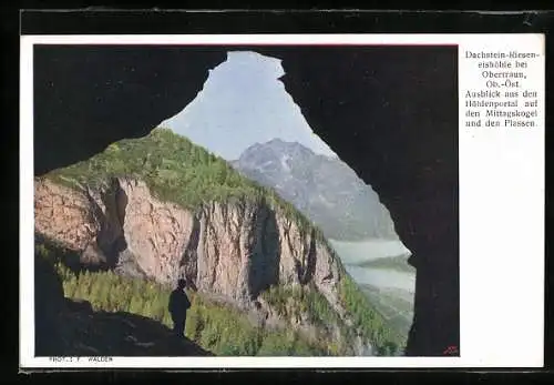 AK Obertraun, Dachstein-Rieseneishöhle, Ausblick aus dem Höhlenportal auf den Mittagskogel und den Plassen