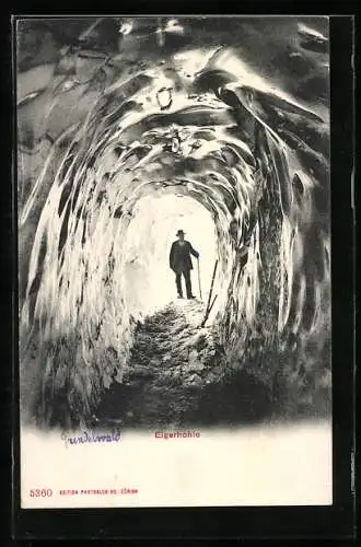 AK Eigerhöhle mit einem Besucher, Innenansicht