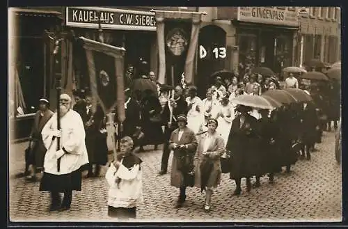 Foto-AK Kevelaer, Wallfahrtsprozession passiert das Kaufhaus C. W. Sieber