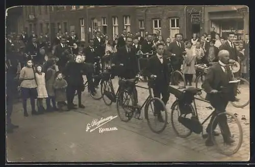 Foto-AK Kevelaer, Wallfahrtsprozession, Fahrradfahrer im Zug