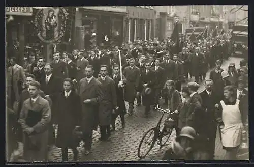 Foto-AK Kevelaer, Wallfahrtsprozession durch die Innenstadt