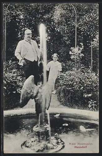 AK Henndorf am Wallersee, Moses Blumengarten, Mann mit Kind am Springbrunnen