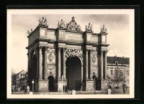 AK Potsdam, Passanten am Brandenburger Tor