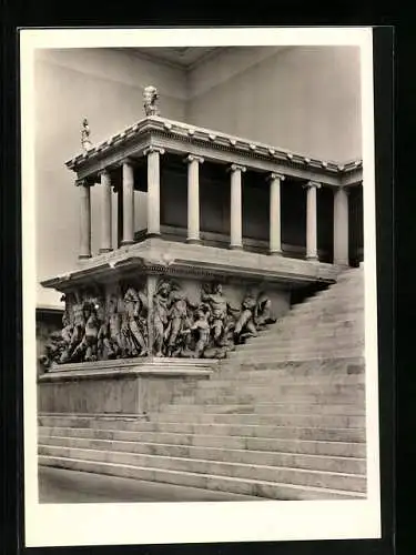 Foto-AK Deutscher Kunstverlag, NR 4: Pergamon Museum Berlin, der Altar von Pergamon