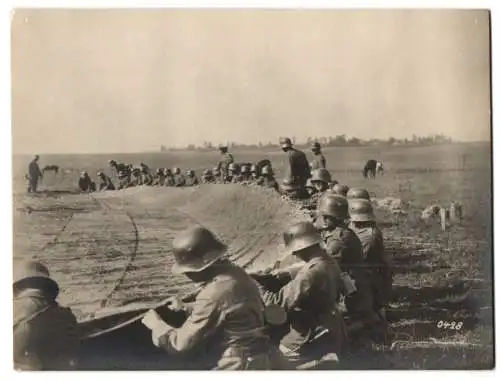 10 Fotografien deutsche Soldaten im Kriegseinsatz, ausbreiten von Sperrballon, Rinderfarm, Soldaten Konzert, Markt Kiew