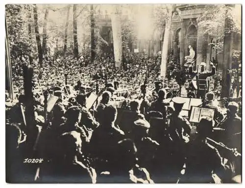 10 Fotografien deutsche Soldaten im Kriegseinsatz, ausbreiten von Sperrballon, Rinderfarm, Soldaten Konzert, Markt Kiew