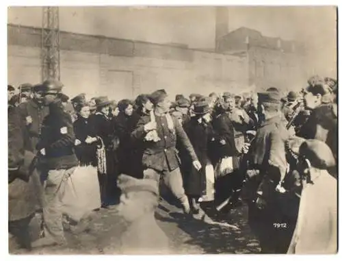 10 Fotografien deutsche Soldaten im Kriegseinsatz, ausbreiten von Sperrballon, Rinderfarm, Soldaten Konzert, Markt Kiew