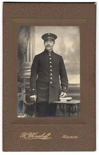 Fotografie R. Minzloff, Tilsit, Beamter in Uniform mit Schirmmütze und Mustasch