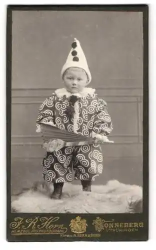 Fotografie J. R. Horn, Sonneberg i. th., niedlicher kleiner Junge als Clown / Harlekin zum Fasching