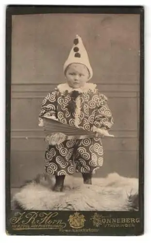 Fotografie J. R. Horn, Sonneberg, kleiner Junge zum Fasching als Clown mit Fächer