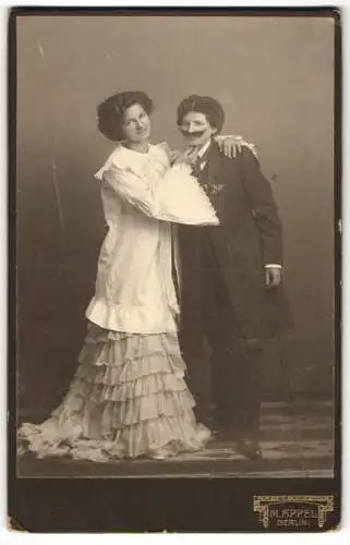 Fotografie M. Appel, Berlin, Neue Königstr. 1, zwei junge Frauen in Kostümen Marie Reimann als Mann, Travestie, Fasching