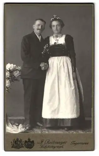 Fotografie J. Reitmayer, Tegernsee, bayerisches Brautpaar im traditionellen Hochzeitskleid