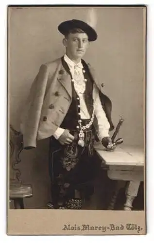 Fotografie Alois Marey, Bad Tölz, junger Mann in bayerischer Tracht mit Lederhose, Kette und Pfeife