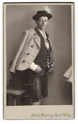 Fotografie Alois Marey, Bad Tölz, junger Mann in bayerischer Tracht samt Lederhose und Hut