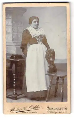 Fotografie A. Miehler, Traunstein, Dame im Trachtenkleid mit Halsketten
