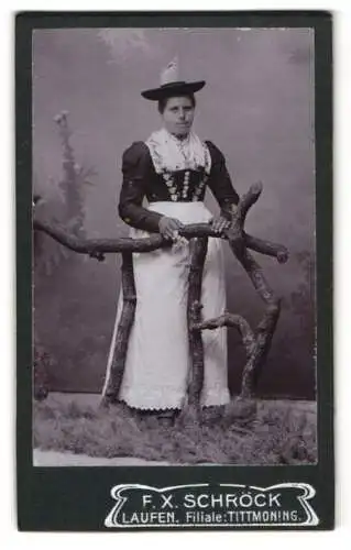 Fotografie F. X. Schröck, Laufen / Salzach, bayerische Frau im Trachtenkleid mit Hut