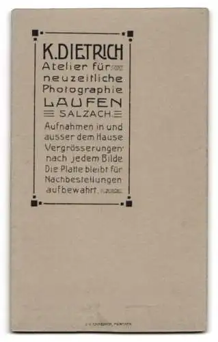 Fotografie Karl Dietrich, Laufen / Salzach, Herr in bayerischer Tracht mit Pfeife vor einer Studiokulisse