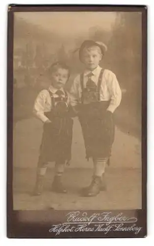 Fotografie Rudolf Ingber, Sonneberg i. Th., zwei junge Knaben in Tarcht mit Lederhose