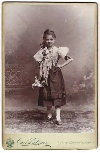 Fotografie Carl Pietzner, Wien, junges Mädchen in Egerländer Tracht, 1898