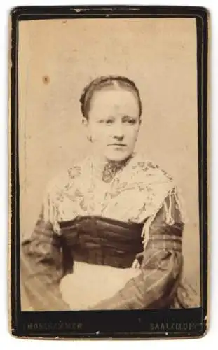 Fotografie J. Mosshammer, Saalfelden, junge Frau im Trachtenkleid mit Halskette