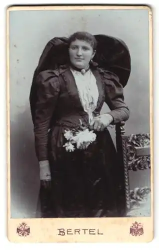Fotografie Eduard bertel, Salzburg, Dame im Trachtenkleid mit grosser Schleife