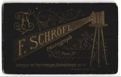 Fotografie F. Schröfl, Ort unbekannt, Plattenkamera beleuchtet den Namen des Fotografen, Monogramm